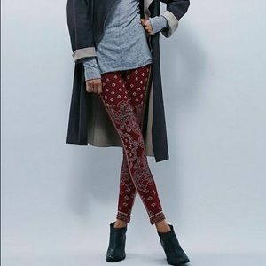 💞3/$20!!💞 FREE PEOPLE BURGUNDY PRINTED LEGGINGS